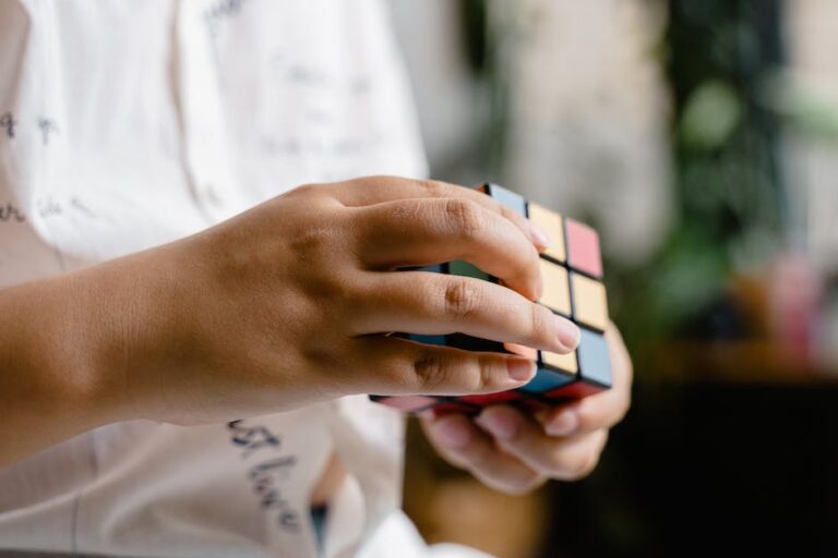 In hoeverre vertegenwoordigt het spelen van rubiks cubed hun intelligentie en reactievermogen?